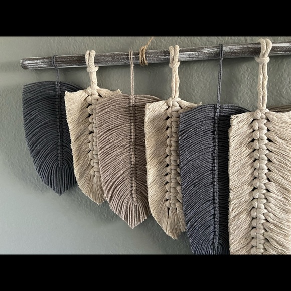 Large macrame feather wall hanging - Picture 2 of 6